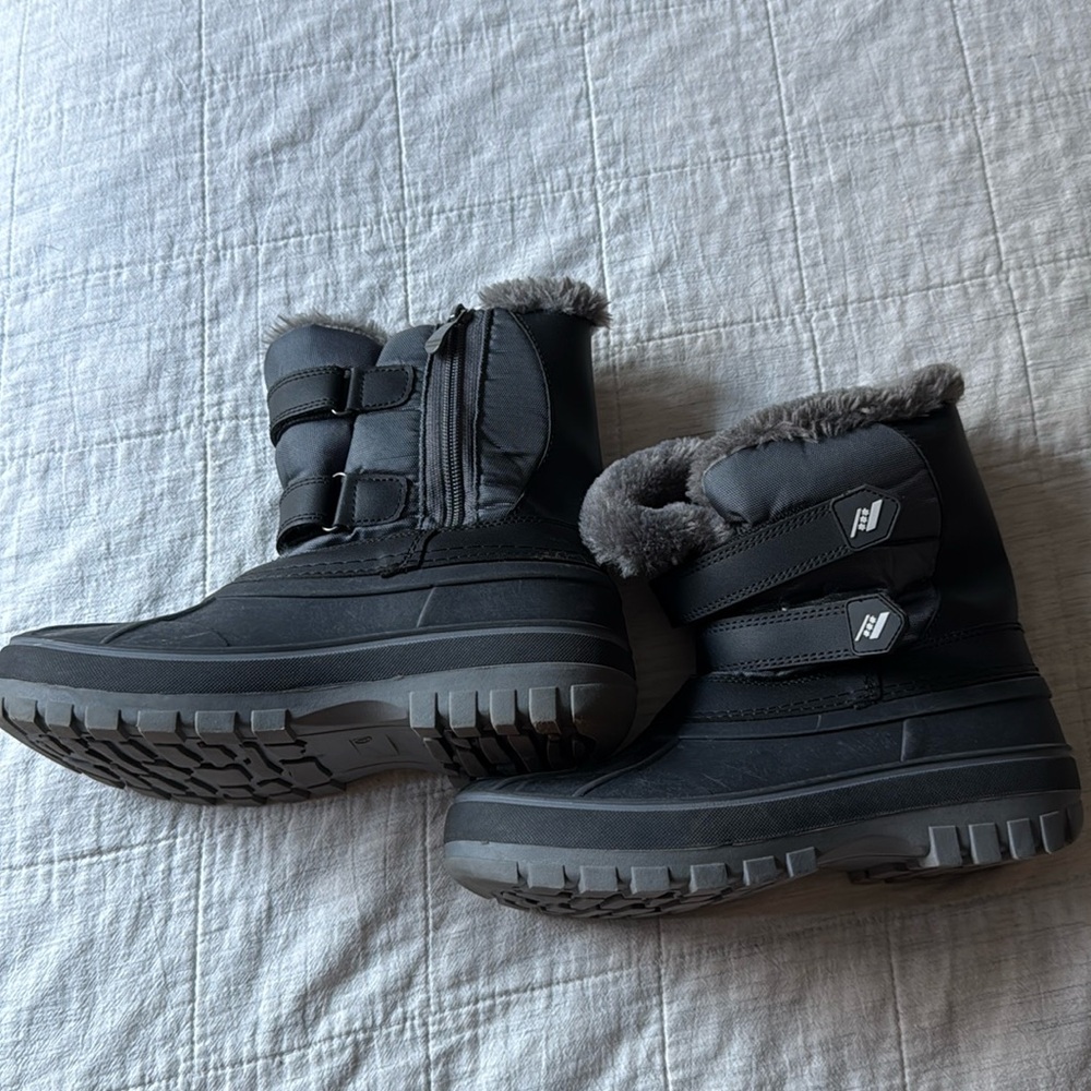 Dream Pairs black Ducko snow boots. Big kids size 4